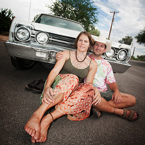 快乐的情侣与旧车牛仔男朋友赤脚女性帽子车辆丈夫女士街道女朋友茬高清图片素材