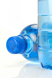 瓶装水瓶子白色环境回收液体塑料背景图片