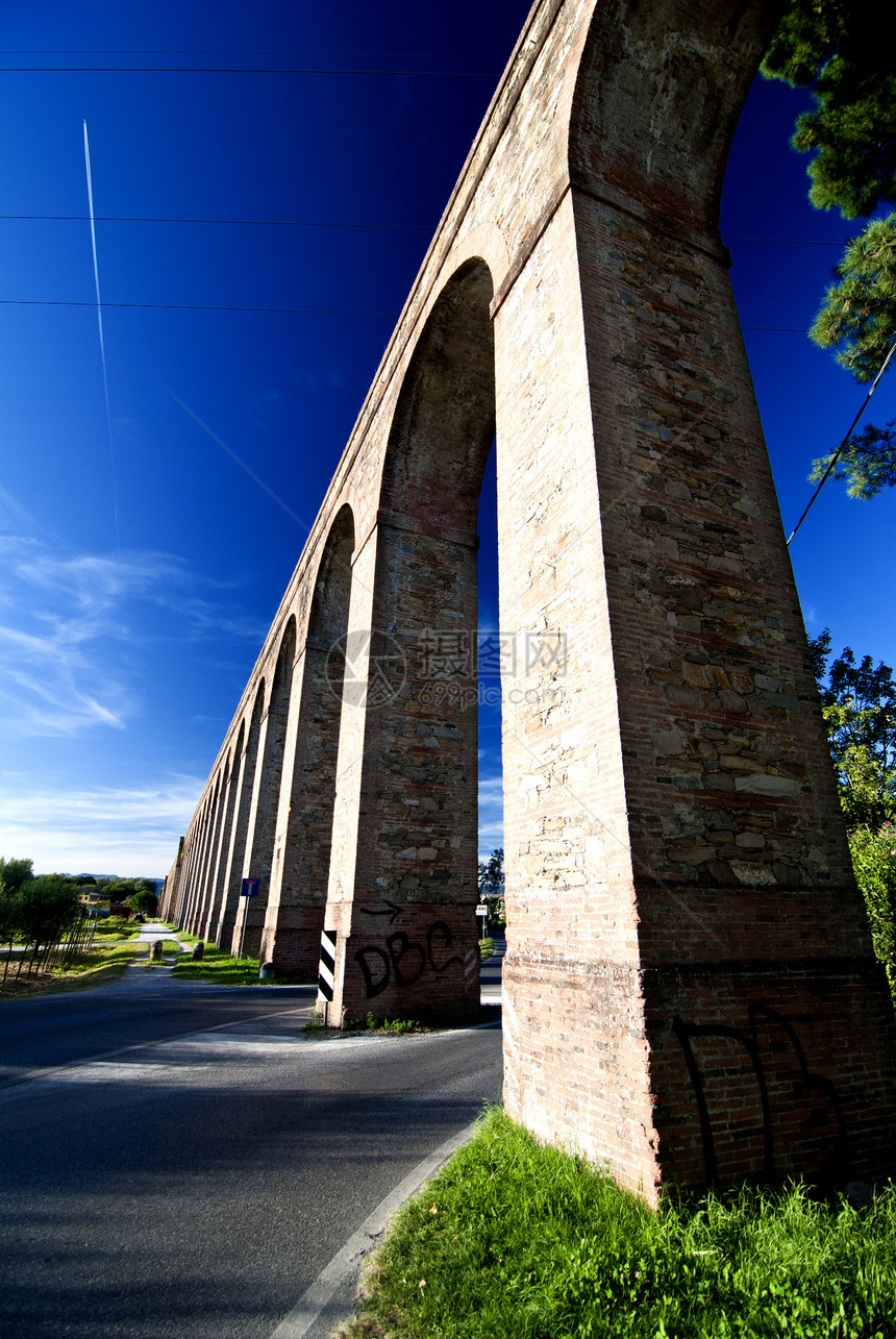 意大利卢卡古老水渠艺术游客旅行石头城市场地纪念碑房子小路柱子图片