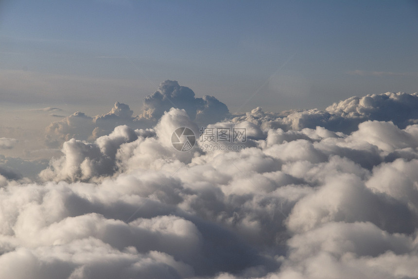 云层之上天空航空公司蓝色航班白色日落风景鸟瞰图地平线飞行图片