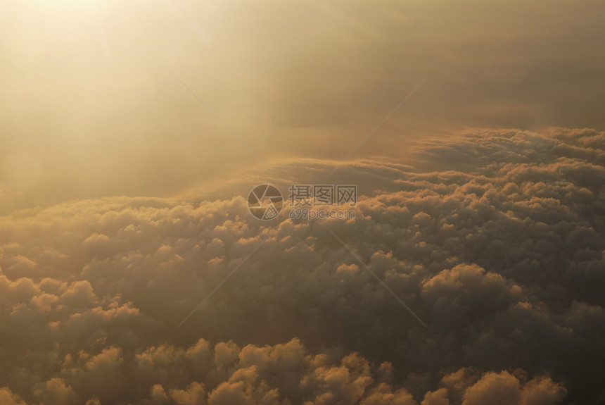 云层之上白色航班蓝色日落地平线风景天空飞行航空公司鸟瞰图图片