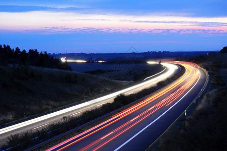 高速公路上夜间交通大灯车道小时速度运动汽车踪迹曲线街道蓝色背景图片