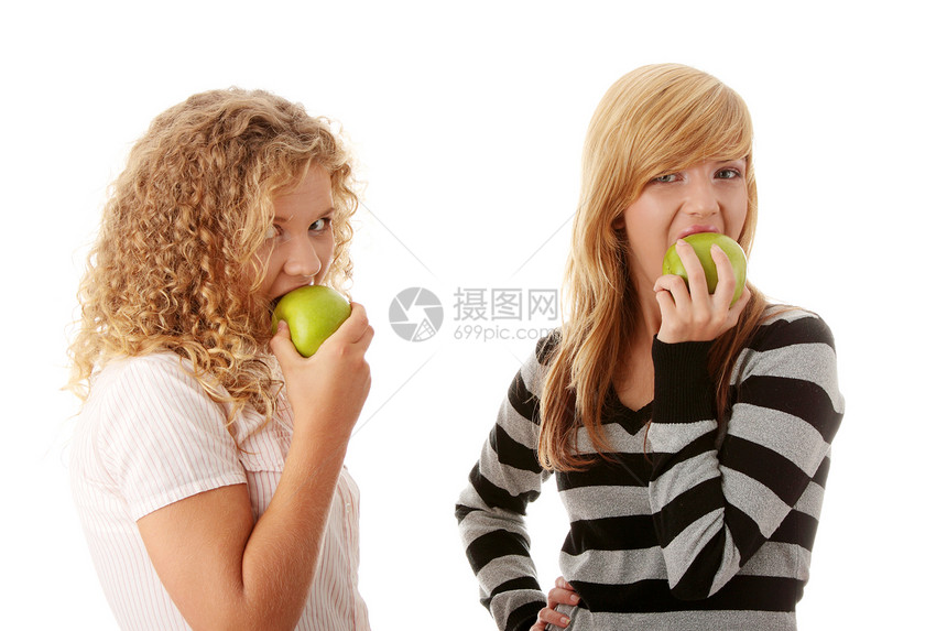 两个吃绿苹果的十几女友友谊女士青少年金发同学女性喜悦朋友快乐亲戚们图片