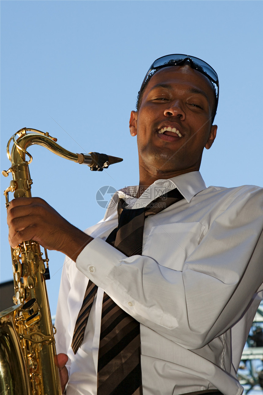Hip 年轻的萨克斯福主义者玩家黄铜气氛蓝调手指雷鬼音乐家音乐会男人笑声图片