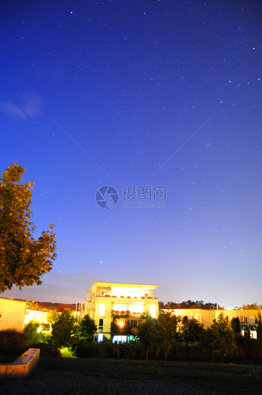 夜夜天空物理学天堂宇宙天体房子星星建筑城市乳白色图片