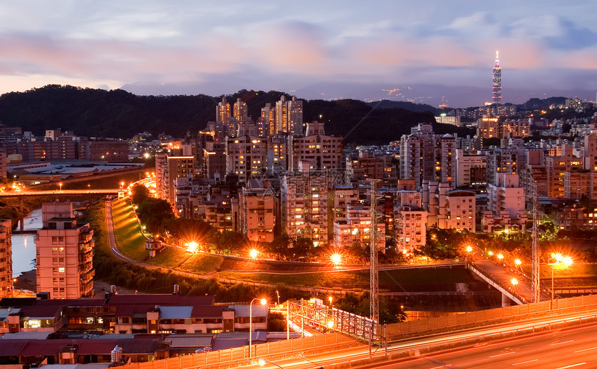 台北美丽的夜景房子摩天大楼地标街道天际交通建筑学市中心景观戏剧性图片