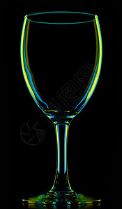 黑色上透明彩色白葡萄酒杯蓝色边缘酒杯玻璃背景图片