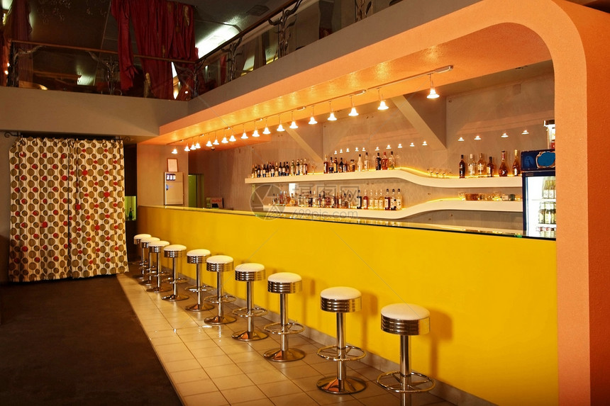 内部的橙子枝形服务酒吧环境咖啡店风格装饰吊灯奢华图片