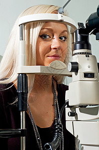 年轻女性检查视力的年轻女性测试医生眼科光学配镜师眼睛验光师背景图片
