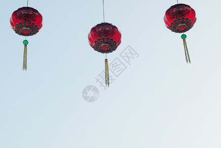 中国灯笼细绳节日蓝色天空文化庆典装饰品传统红色背景图片