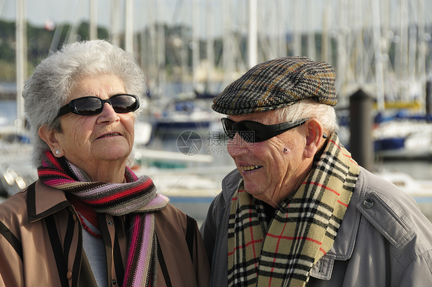年老幸福的情侣头发女士祖父母游艇奶奶水手祖父男人假期男性图片
