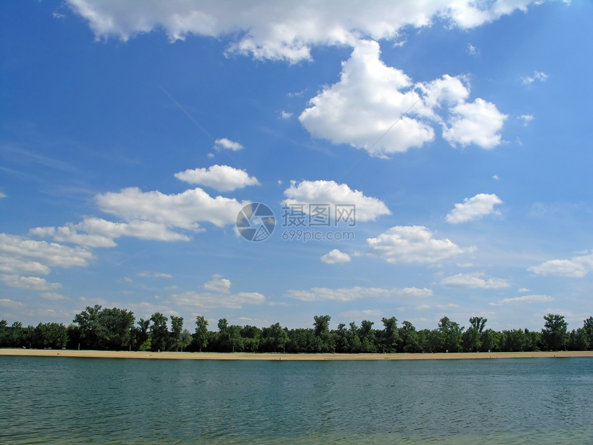 阿达湖晴天天气海滩休闲绿色树木蓝色天空土地太阳图片