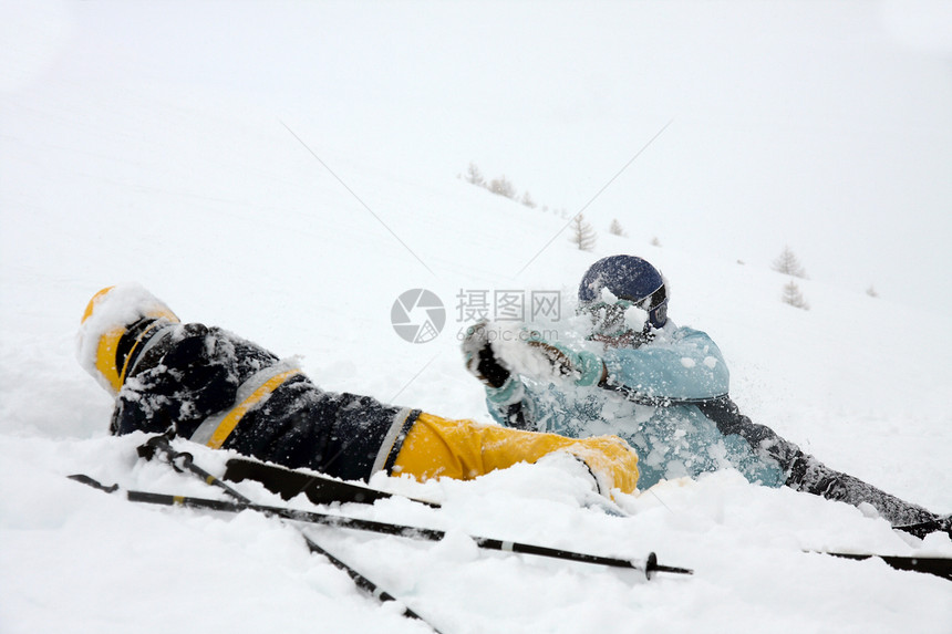 雪滑雪者斗争闲暇下雪喜悦女孩青少年假期朋友们滑雪图片