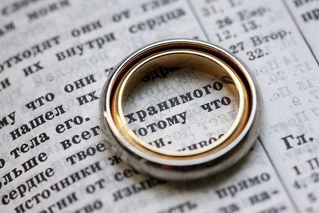 结婚戒指信仰字典折叠宗教反射婚姻婚礼阴影精神圆形背景图片