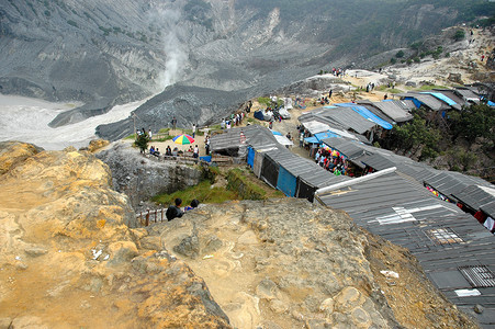 塔古库班普腊胡火山坑娱乐传奇薄雾乐趣岩石旅游家庭爬坡火山快感背景图片
