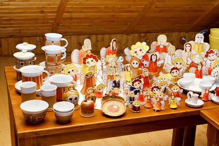 手工制作的陶瓷圣诞装饰品 天使和其他人物展示釉料桌子制品动机烧伤背景图片