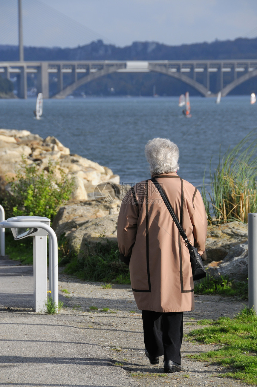 在布列塔尼步行的妇女奶奶女性退休祖母冲浪板成人养老金海岸旅行老年图片