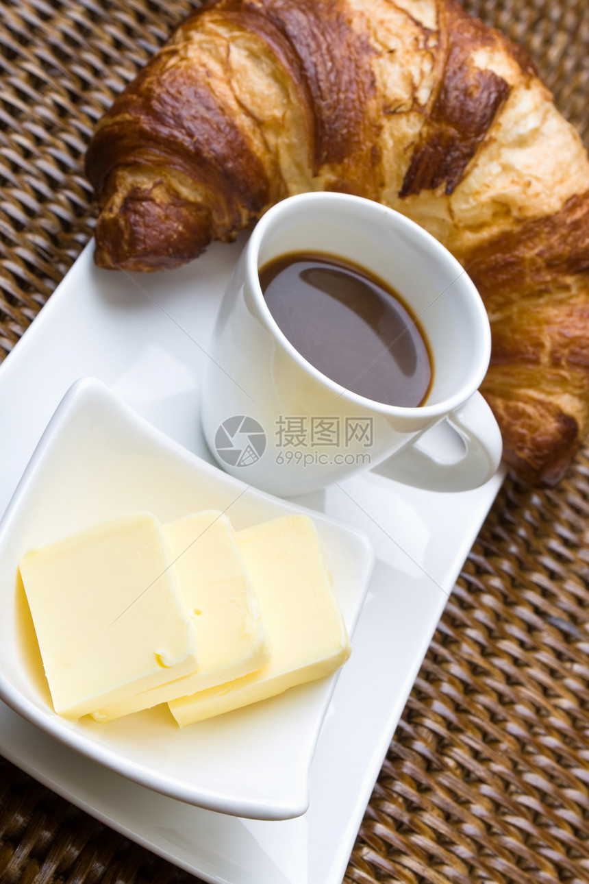 咖啡和羊角面包杯子早餐果汁黄油黑色时间食物餐具美食烹饪图片