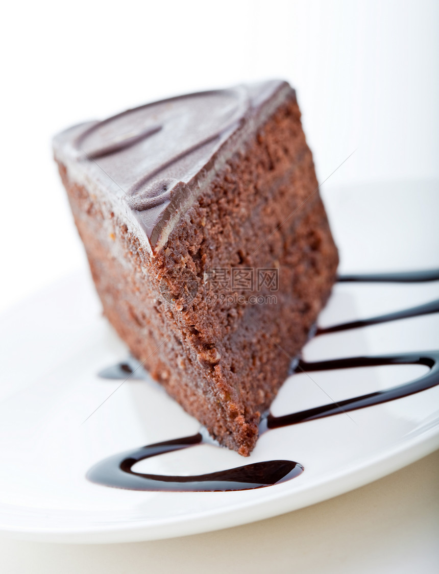 美味巧克力蛋糕和巧克力酱汁的切片图片