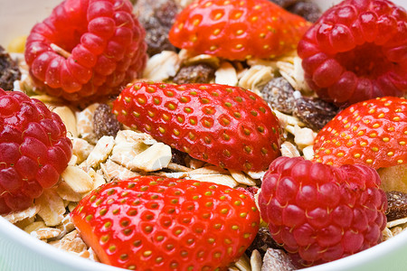 草莓燕麦美味的含水果面食米斯利小吃薄片饮食低脂肪谷物甜点粮食葡萄干服务零食背景
