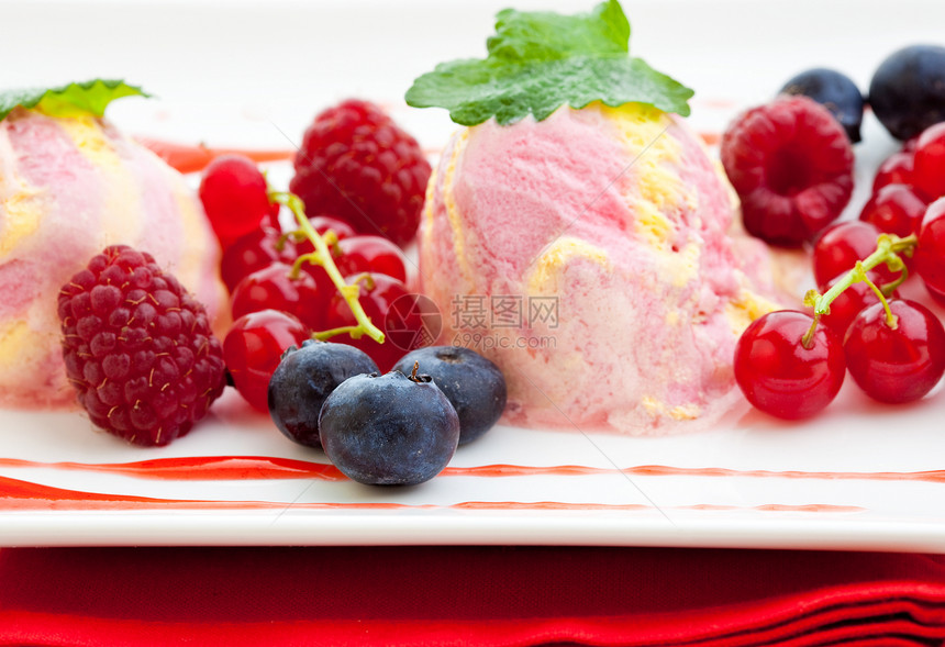 三勺草莓冰淇淋加新鲜果子生物甜点白色浆果美食乳制品粉色食物覆盆子飞碟图片