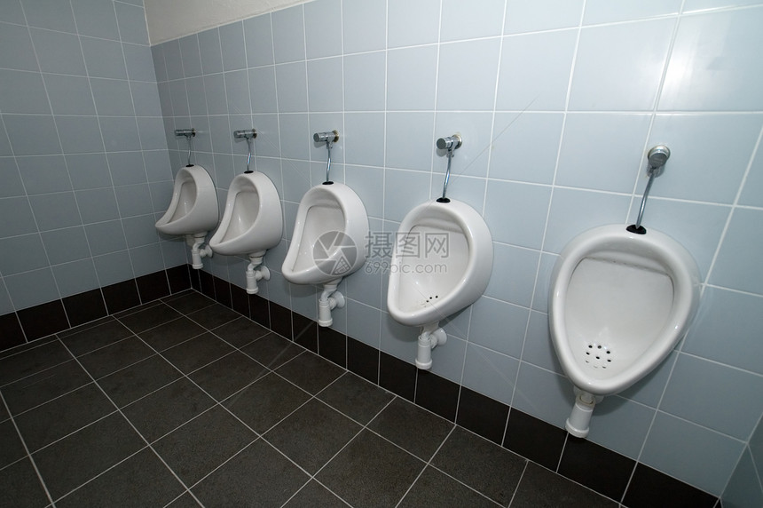 厕所内小便男人民众绅士们排尿男士白色卫生壁橱瓷砖图片