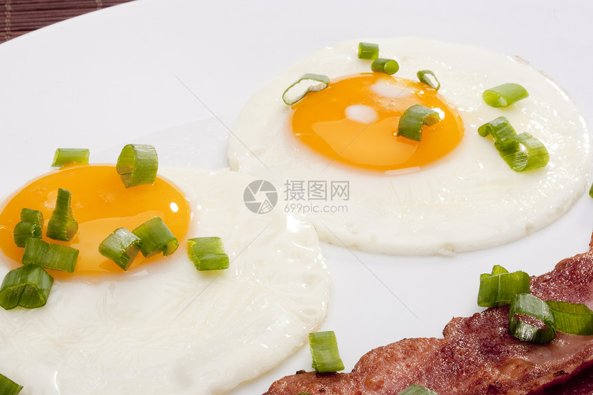 煎蛋早餐油炸制品白色陶瓷蔬菜洋葱午餐食物蛋黄图片