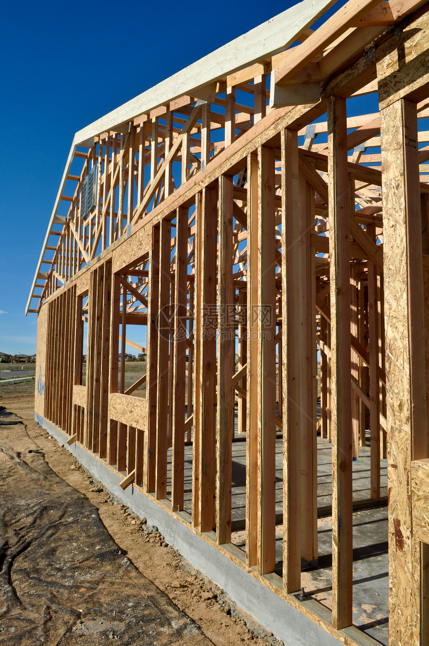 新建住房建设中蓝色财产工作木头托盘木板房子住宅框架脚手架图片