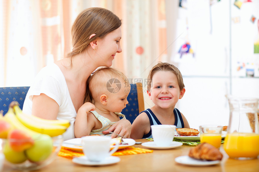 家庭早餐女儿兄弟父母时间孩子男生妈妈果汁成人母性图片