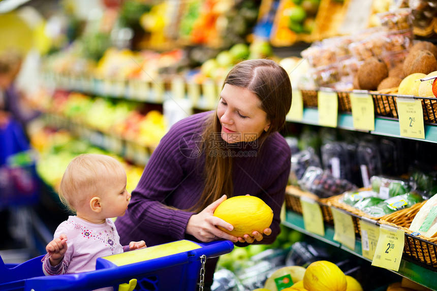 超市家庭成人女儿大卖场母亲食物女士购物中心杂货店孩子零售图片