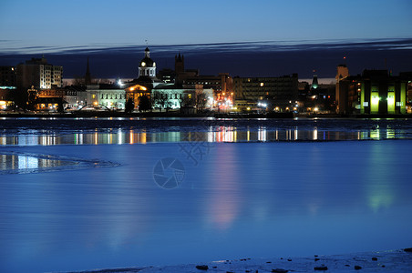 寒冬之夜的城市水边背景图片