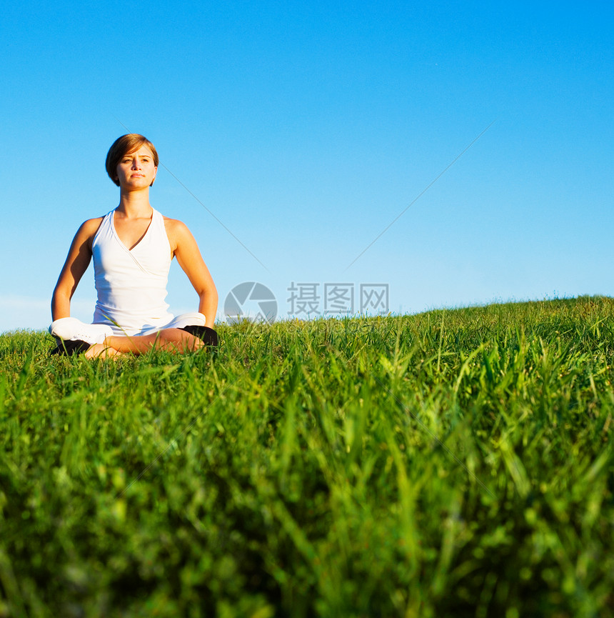 做瑜伽的年轻妇女活力卫生天空姿势女孩专注平衡蓝色精神保健图片
