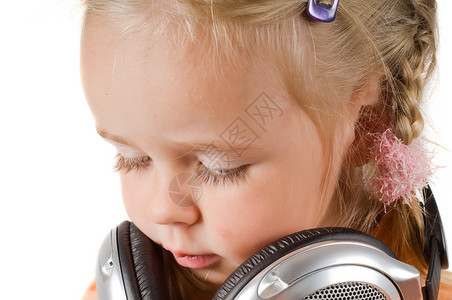 带耳机的小女孩女孩乐趣美丽女性儿童孩子白色橙子辫子镜头背景图片