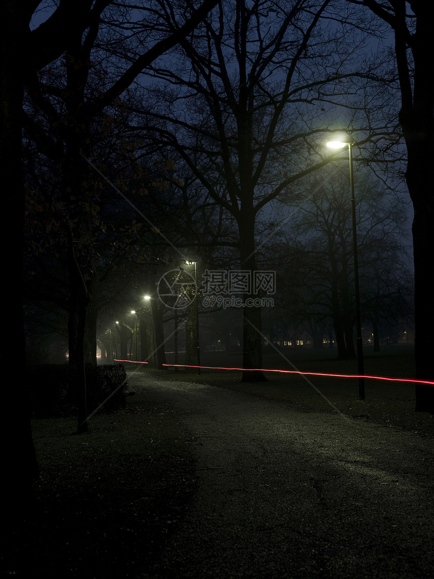 夜间步行脚路红绿灯公园木头街道照明旅行自行车图片