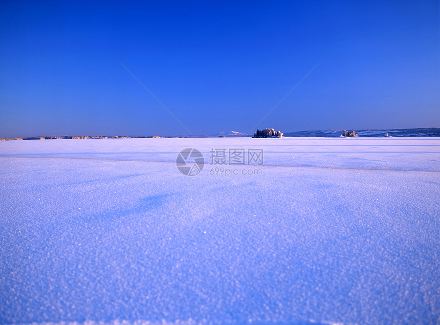 雪雪地和蓝色天空图片