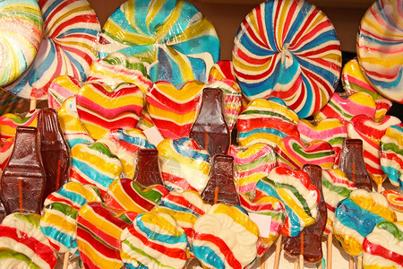 许多棒棒糖黄色甜点红色绿色童年喜悦食物垃圾糖果背景图片