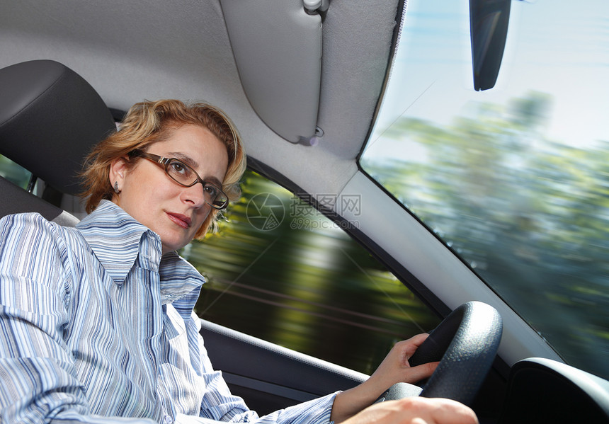 女司机眼镜汽车驾驶女性化座位速度运输头枕玻璃挡风玻璃图片