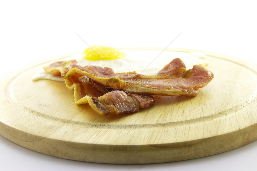木制板上的培根和鸡蛋食物黄色猪肉平底锅带子白色烹饪英语早餐盘子图片