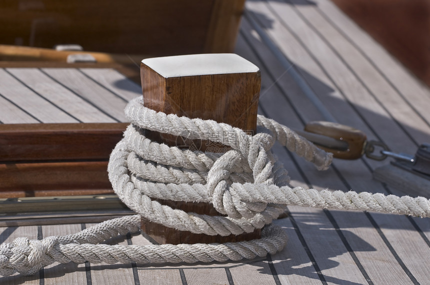 摩多船帆船游艇甲板夹板血管航海索具绳索木头图片