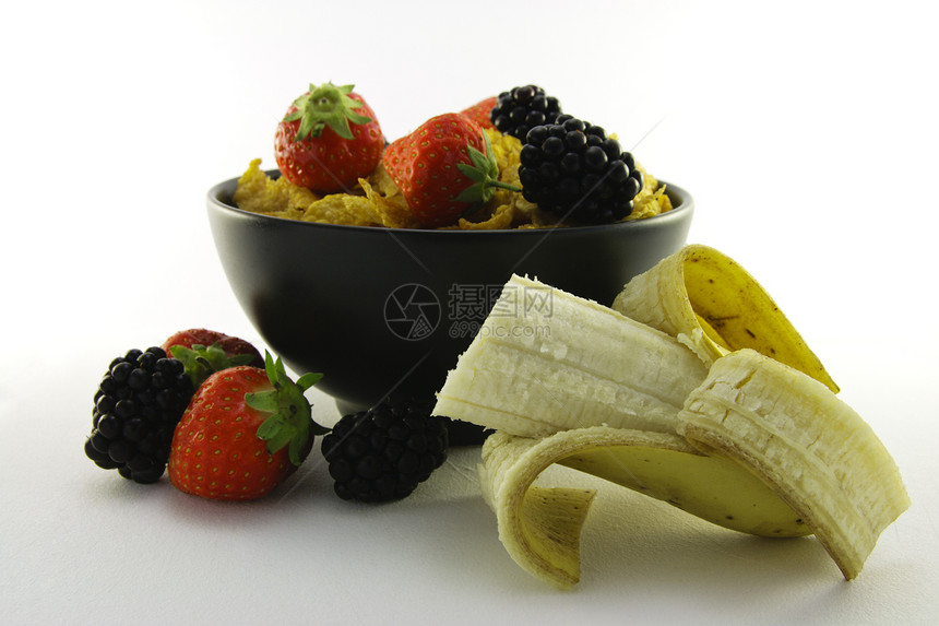玉米片和水果与香蕉在碗中图片