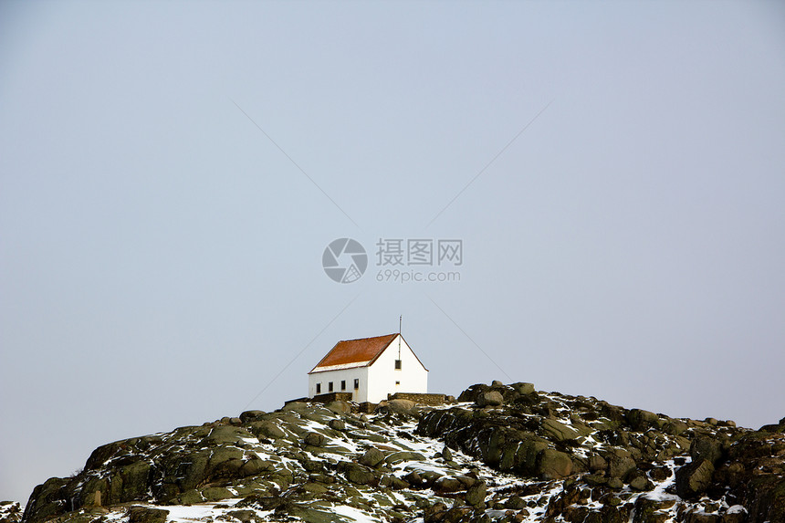 在山顶的一栋房屋图片