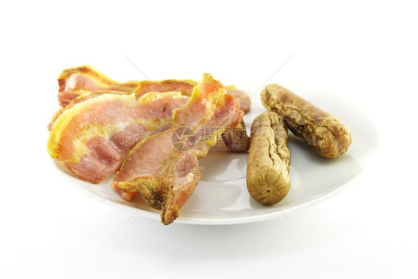 白板上的培根和香肠盘子英语脂肪猪肉白色平底锅早餐油炸食物味道图片
