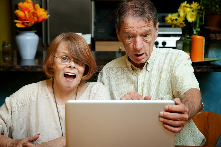 老年夫妇对电脑上的内容感到震驚震惊眼镜计算互联网夫妻退休灰色女士男性丈夫图片