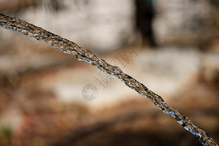 形成抛物线的喷水式喷气机背景图片