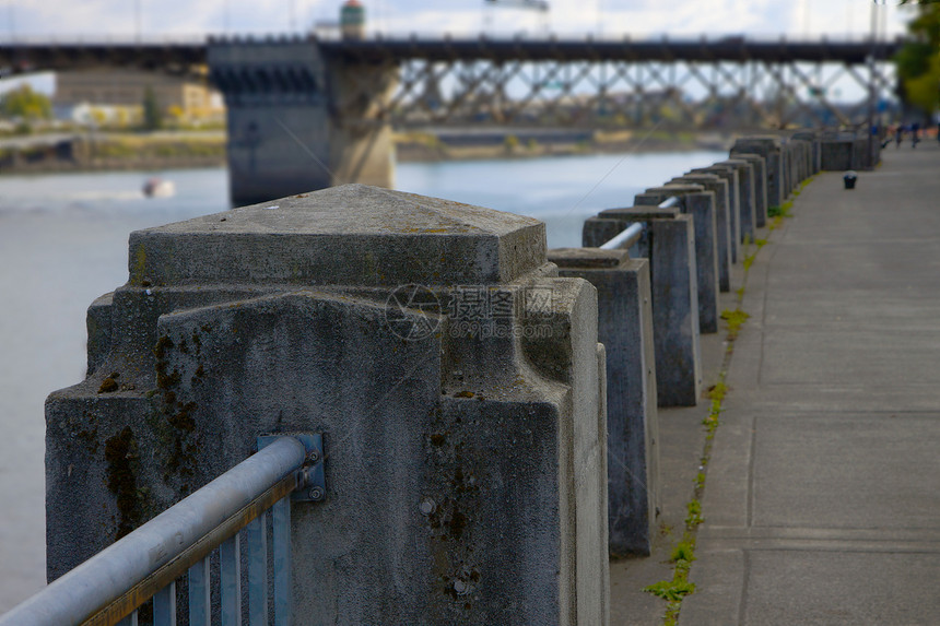河流附近的混凝土和钢铁铁路图片