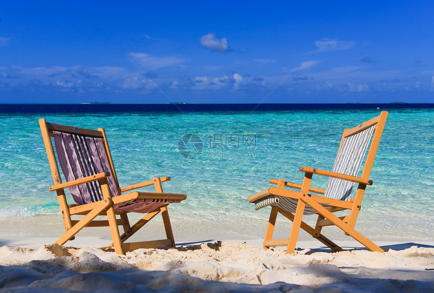 热带天堂的放松太阳天空阳光叶子椅子假期阳伞阴影旅行风景图片