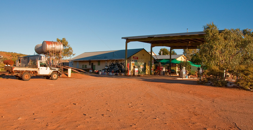 加油站燃料红色旅行车站荒野沙漠汽车运输气体衬套图片