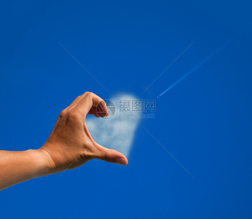 双手和云朵的爱情符号喷射天空白色想像力图片