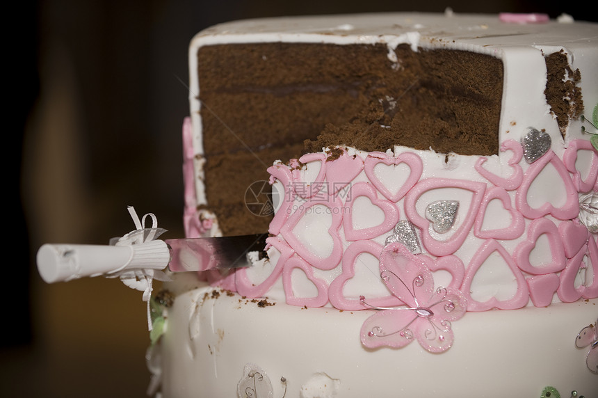 结婚蛋糕中的刀子图片