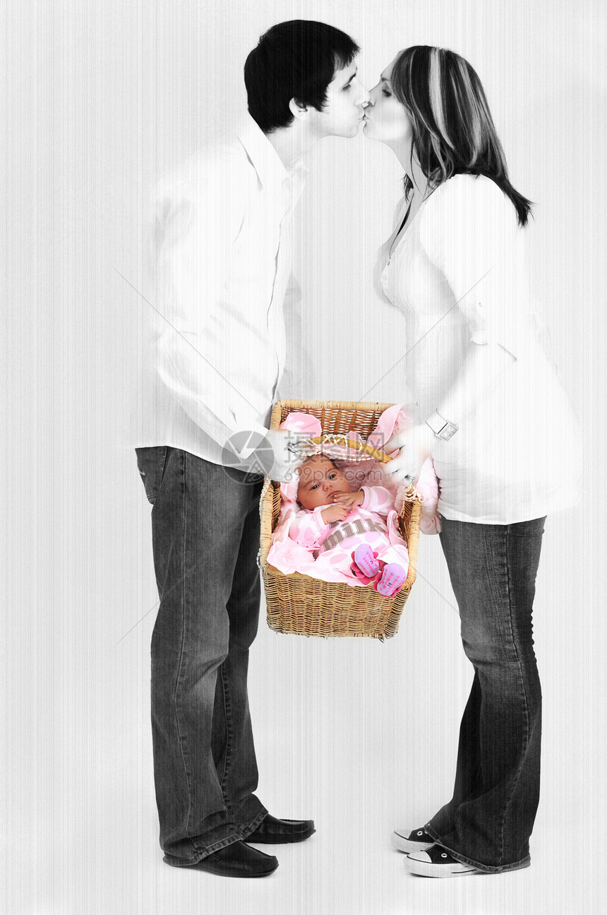 夫妇亲吻时在篮子里抱着新婴儿女士孩子女性孩子们幸福兄弟男人乐趣儿子女儿图片